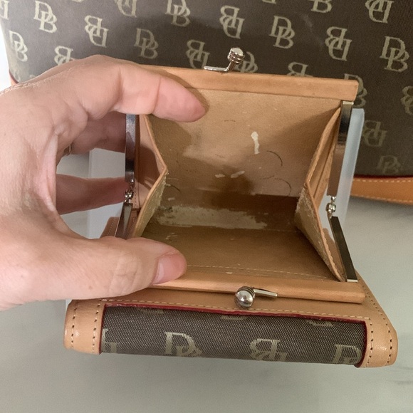 DOONEY & BOURKE Cabriolet Monogram Tote & Matching Kiss Lock Wallet - Picture 12 of 15